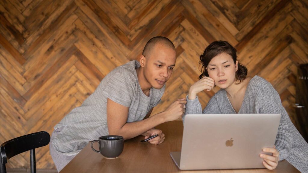 Macbook-on-desk