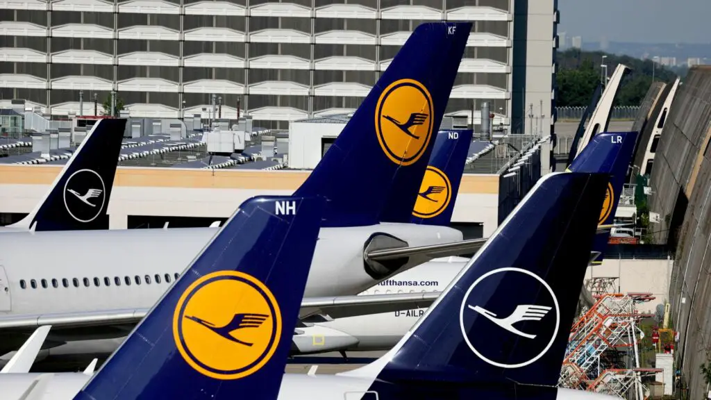 Lufthansa planes are grounded as pilots increase salary demands