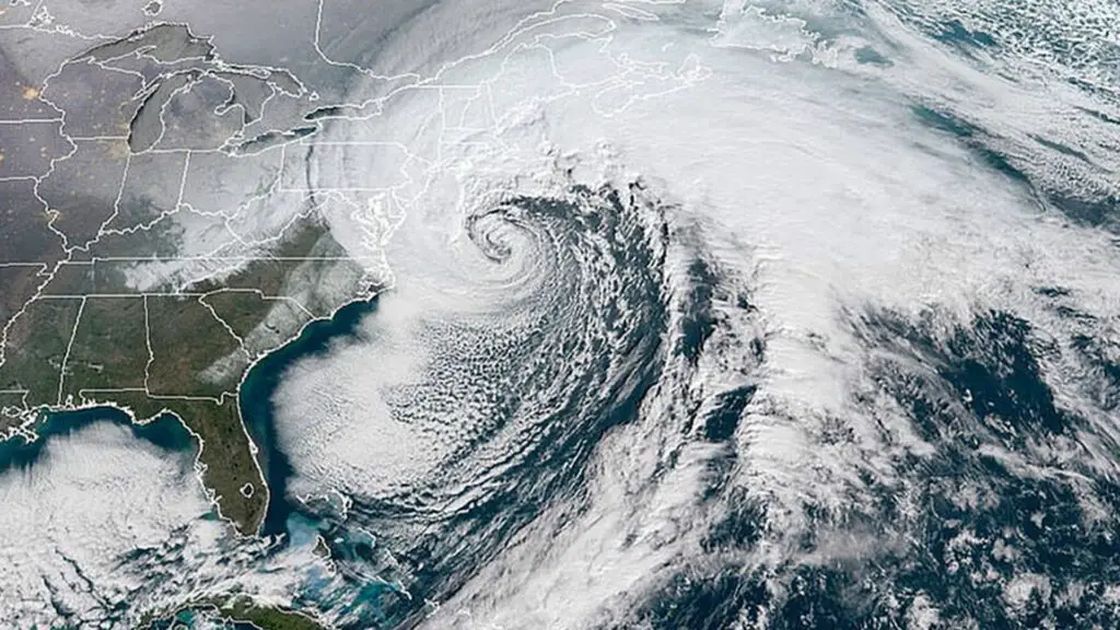 This huge 'bomb cyclone' is predicted to disrupt holiday travel plans across the United States